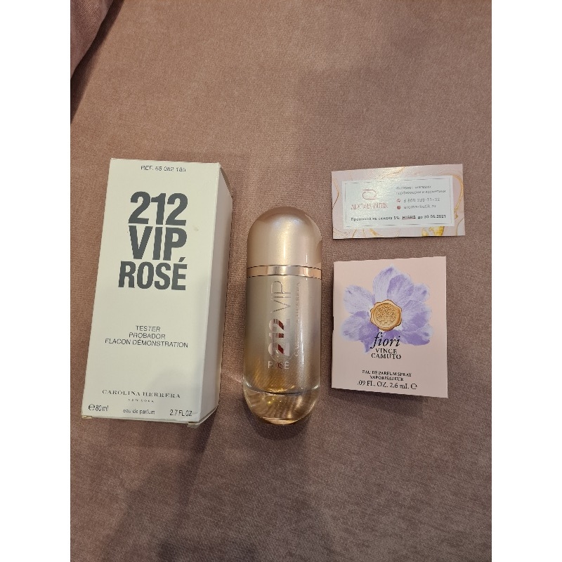 212 vip rose парфюмерная вода. Духи 212 VIP Rose. Духи 212 VIP женские золотые. Каролина Эррера 212 вип роз. VIP 212 женские Carolina Herrera зеленые.